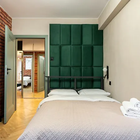 Spodek Glamour By Bookinghost